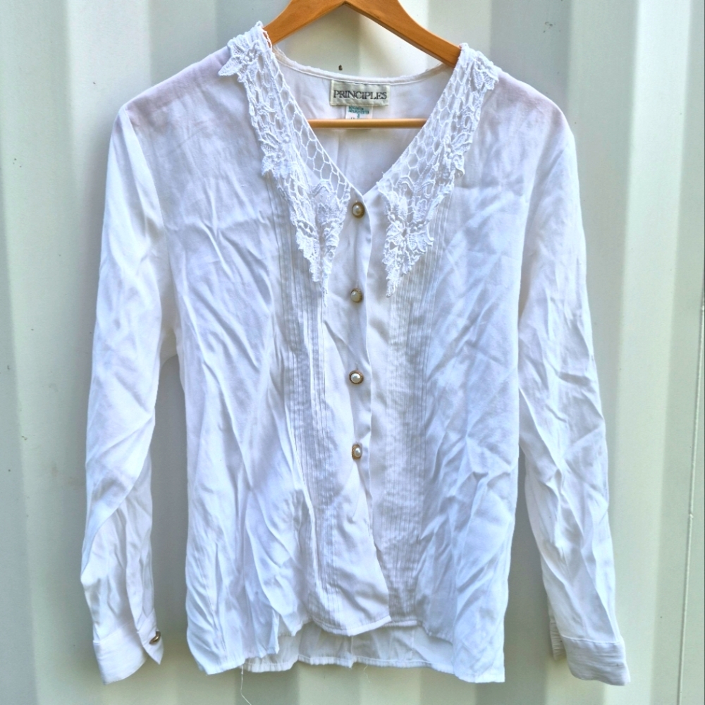 Vintage 80's Crochet Lace Collar Top * Missing Bottom Button